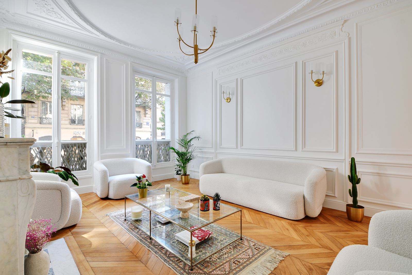 Salon d’attente d’un cabinet médical avec cheminée, moulures et parquet point de Hongrie