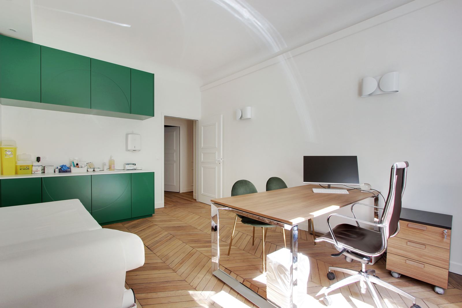 Bureau de consultation avec placards verts et parquet